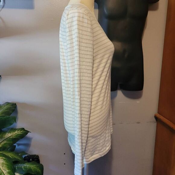 Eddie Bauer Long Sleeve  Cotton V-Neck Top Gray Size Medium - Picture 2 of 5